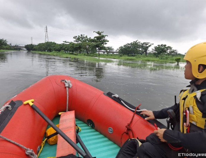 高屏溪暴漲！男駕車除草受困　消防出動橡皮艇救出