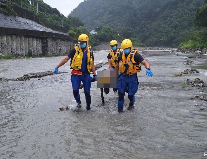 快訊 ∕ 中橫大甲溪河床浮屍卡岸邊　民眾嚇壞急報警