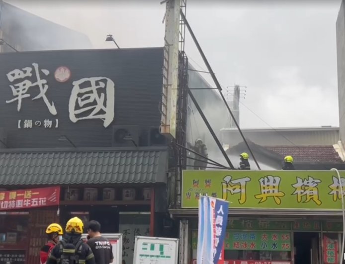 快訊／台南火鍋店火警！2樓大量濃煙外竄　21車40人搶救中