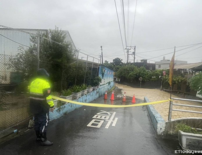 快訊／彰南路又淹了！道路成小河　警方急封路