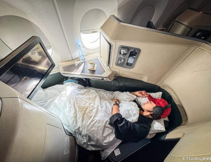 開箱國泰航空A350商務艙！免費WiFi、平躺睡到目的地　享米其林餐