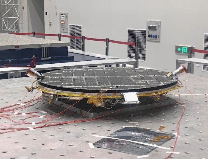 国际首颗超扁平磁盘卫星“紫丁香三号”完成总装：哈工大学生团队研制，年内发射