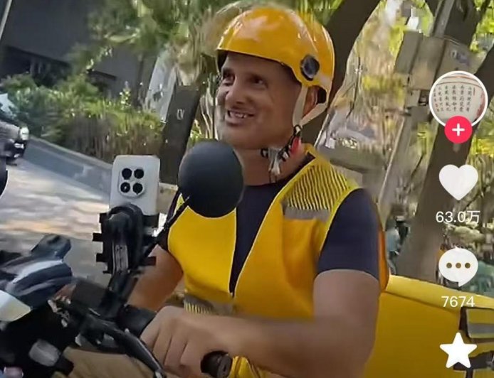 网友偶遇荒野求生博主“德爷”送外卖，身穿工服、REDMI 手机抢镜