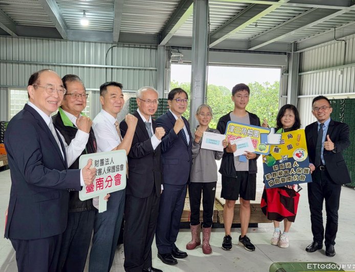 丹娜絲重創南台！法務部長送慰問金　陪更生、馨生家庭重建家園