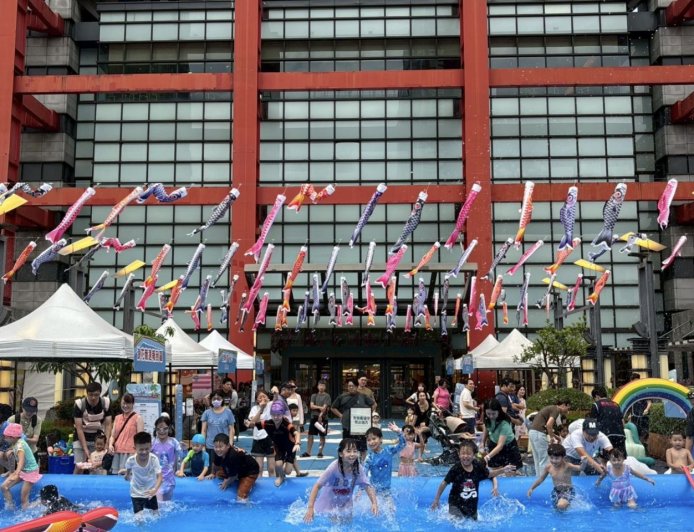 信義區親子「夏日夢幻祭」開跑　尋寶探險、周末金魚賽在百貨玩到不想回家