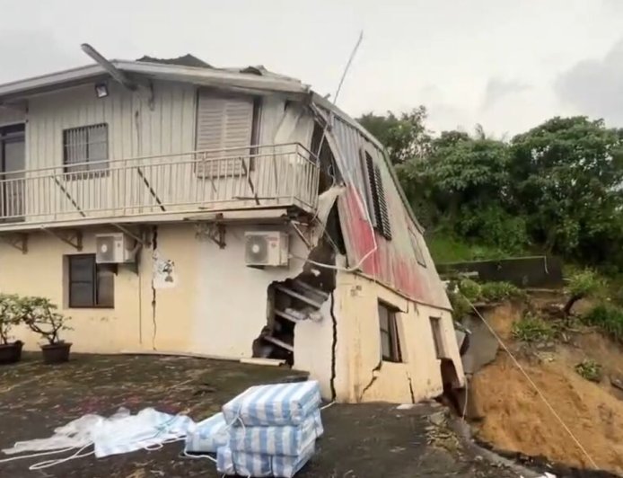 不敵土石流地基再度崩塌　台南柳營民宅撕裂驚悚畫面曝