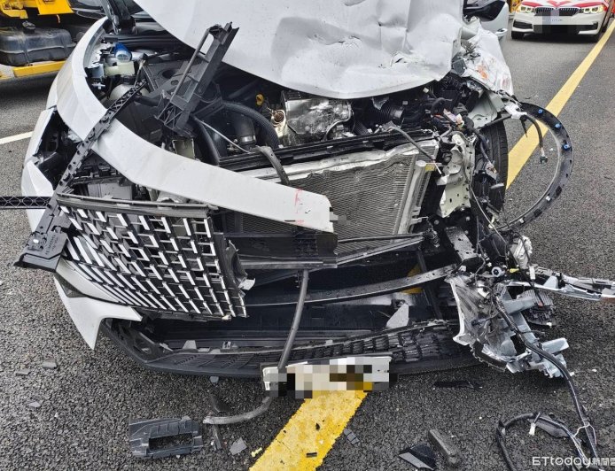 沒注意掃地ING！休旅車國3追尾緩撞車　車頭爛毀現場畫面曝