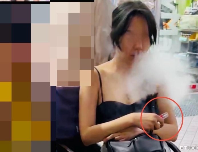 暴乳低胸妹躺路中警上前！她掏煙彈狂吸　鼻子噴出2管濃煙