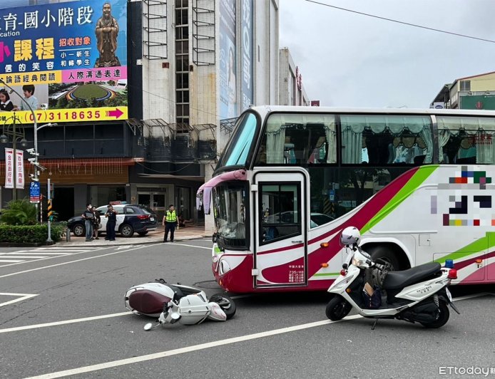 紅燈還闖！高雄25歲女騎士煞不住撞左轉遊覽車　摔車畫面曝