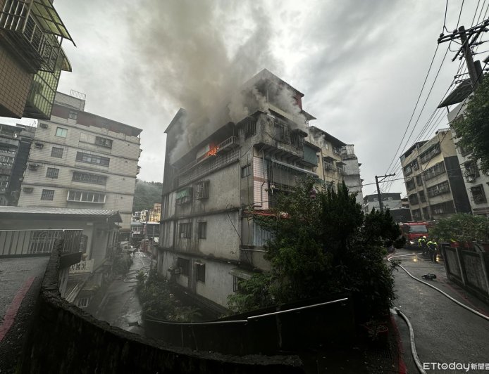快訊／基隆民宅大火疑1人受困！她聽爆炸聲驚逃：先生還在裡面