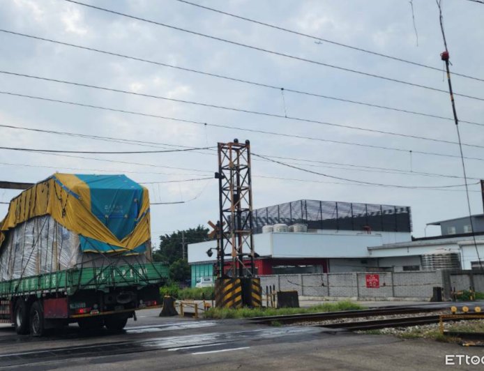 貨車過高卡平交道　司機移除電線觸電摔落！雙腿27%二度燒燙傷