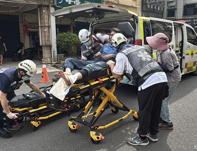 高雄透天厝竄濃煙！切割鐵捲門火花引發氣爆　1人燒燙傷送醫