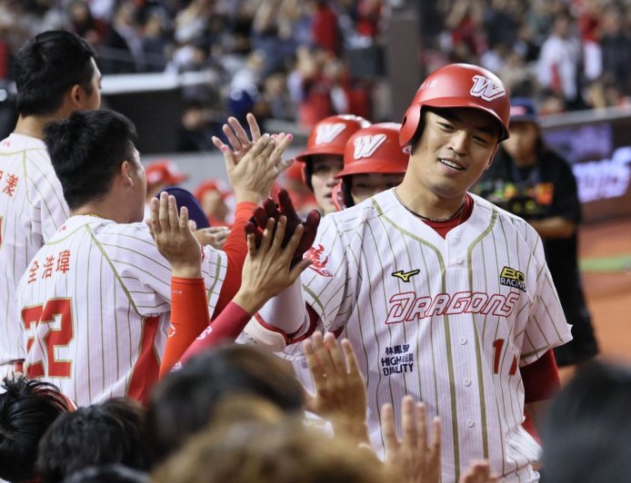 朱育賢致勝3分砲！陳冠偉後援險翻船　龍斷兄弟4連勝
