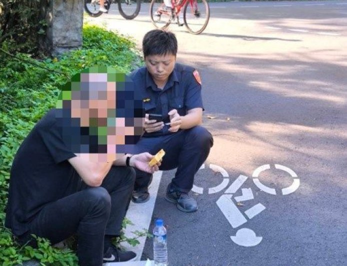孝順男急趕回家顧失智母！山路低血糖摔車被壓　士林警及時救援