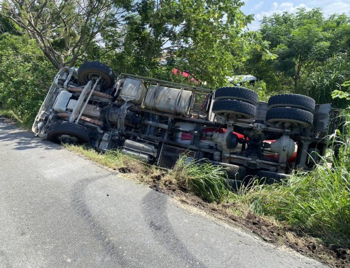 彰化芬園混凝土車失控翻覆　消防破窗救出駕駛送醫