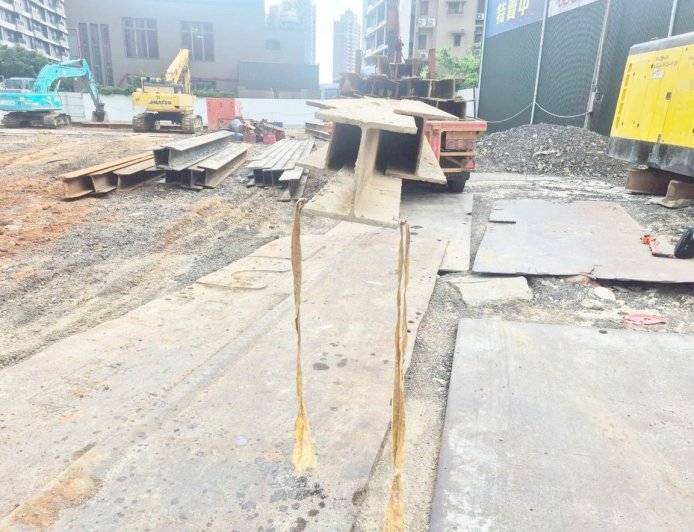 聯結車載「史詩級超長」H型鋼構...右轉擊落騎士　恐怖畫面曝