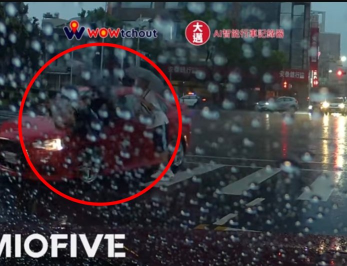 行人地獄！高雄高中生過馬路遭左轉車直衝撞飛　網看畫面全怒了