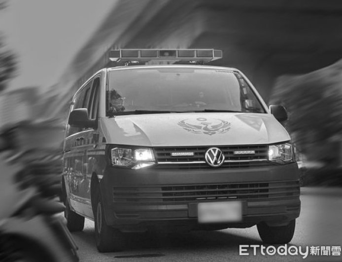 台中男凌晨墜落停車場廂型車頂