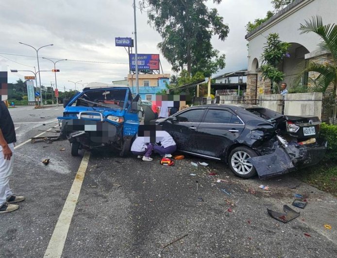 恐怖女開車暴衝1死2傷！夫婦看病遭撞飛　妻子傷重身亡