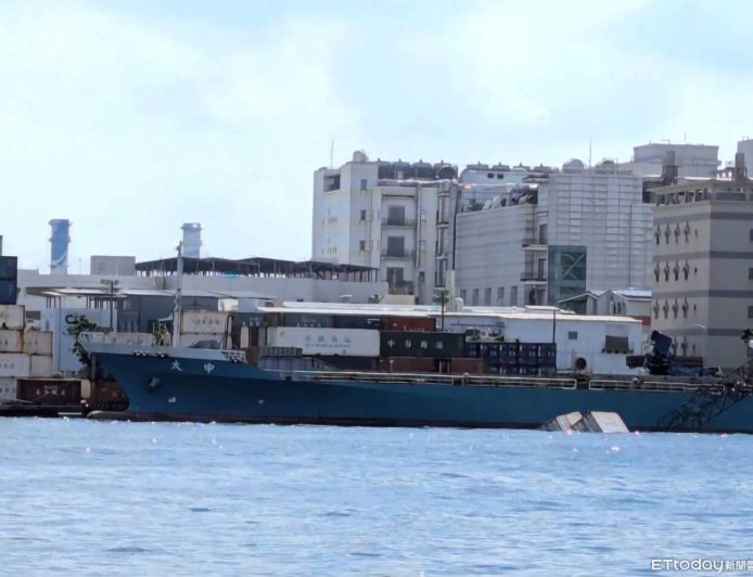 吊臂斷了！高雄港吊車翻覆撞貨船「2貨櫃落海」　駕駛驚險逃生