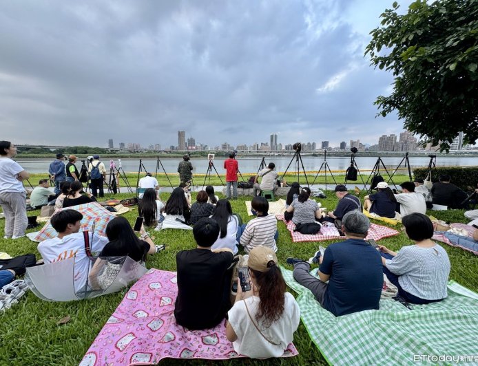 大稻埕夏日節首日沒下大雨！民眾2點到卡位等煙火　現場人潮曝光