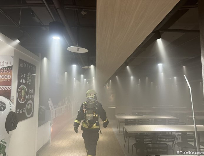 中興大學美食街深夜起火！疑電線外皮燒熔釀禍　濃煙密布畫面曝