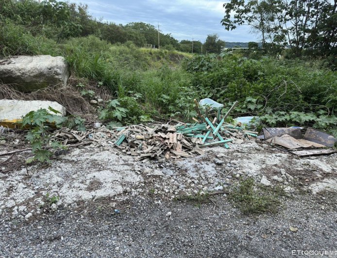 苗栗男修繕屋樑亂丟2噸石棉瓦廢棄物　廠商1張單據露餡恐重罰