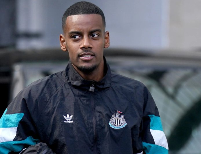 Eddie Howe banishes Alexander Isak from Newcastle training amid Liverpool transfer push