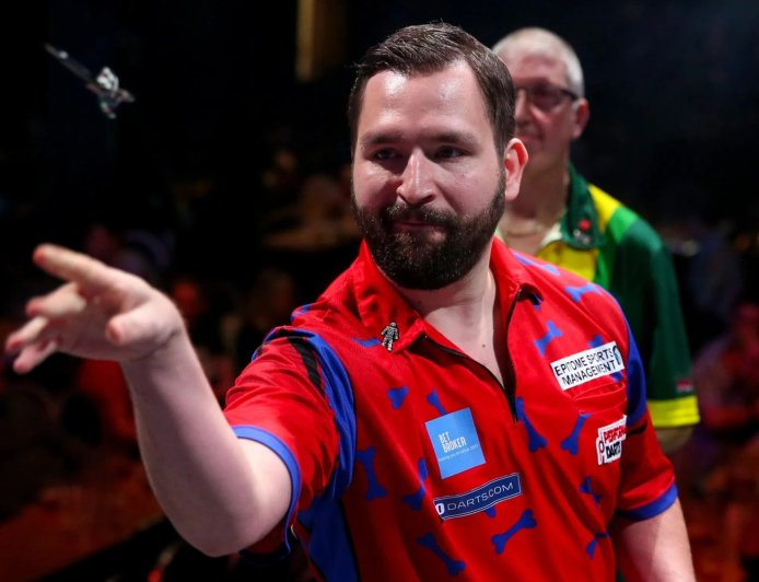Darts fans made petition to ban ‘universally unpopular’ player before wild oche scrap