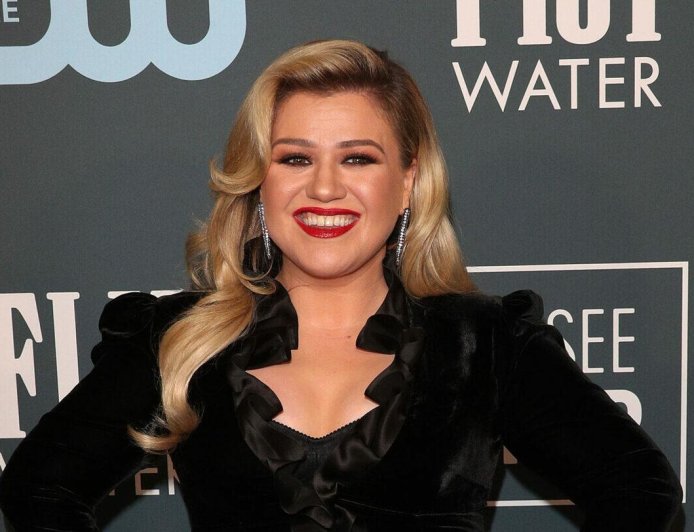 Kelly Clarkson's Residency Postponement Sparks Calls For 'Refund'