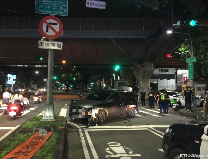 高雄轎車闖紅燈害6傷　瞬間衝撞畫面曝光