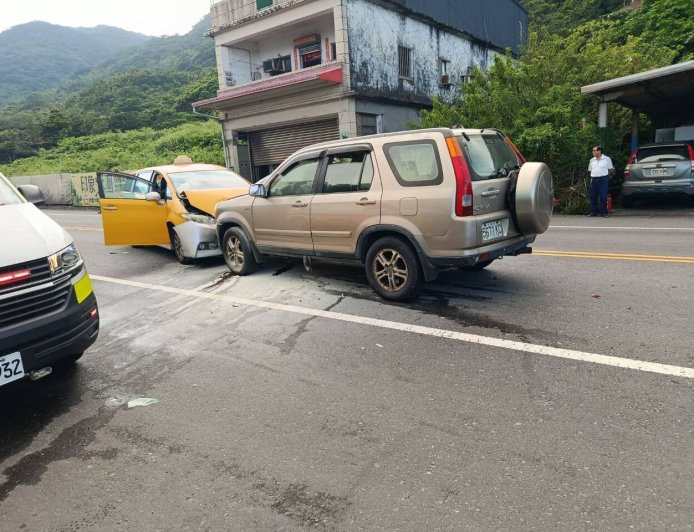 快訊／宜蘭驚險車禍！休旅車計程車對撞起火　5人受傷送醫