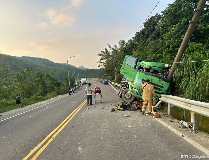 快訊／高雄砂石車撞電線桿！車體嚴重變形　駕駛命危受困待救援
