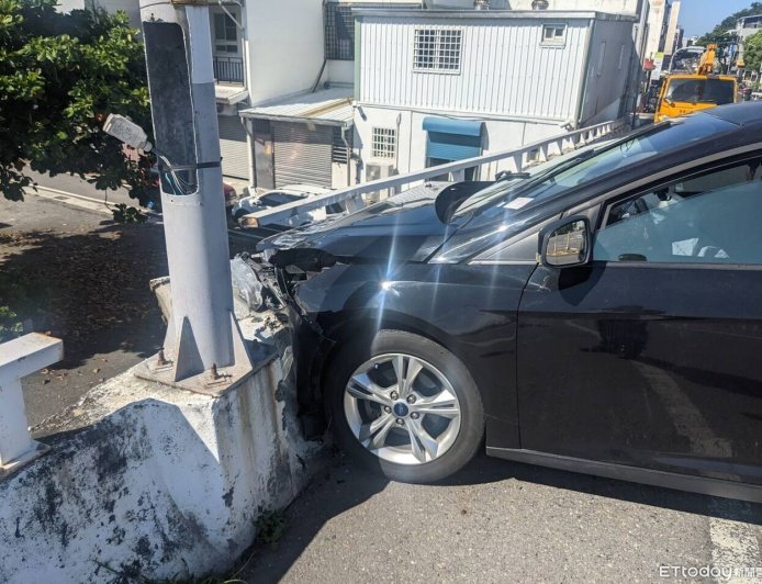 台東市康樂橋轎車猛撞對向護欄 肇事駕駛跑了
