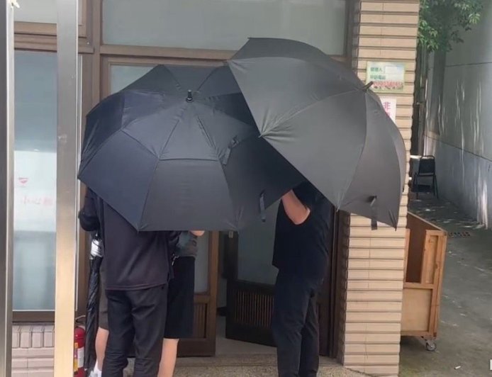 詹智能命案解剖!身中4刀「後膝被刺竟奪命」 家屬撐黑傘到場