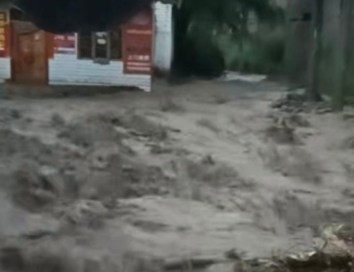 甘肃榆中强降雨致山洪4000余人被困，仍有村庄失联