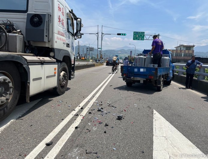 卓蘭大橋瓦斯貨車撞自小客　百萬豪車屁股慘凹大洞...畫面曝光