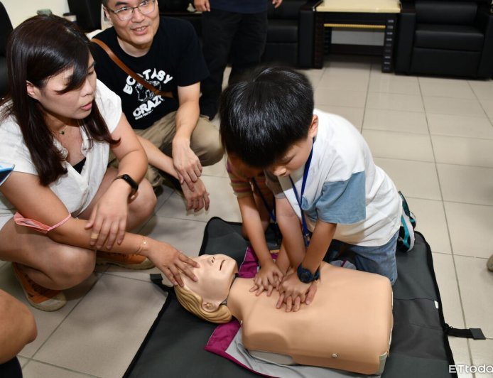 台中50童陪消防老爸闖五關　志工媽包餃慰勞帥男警