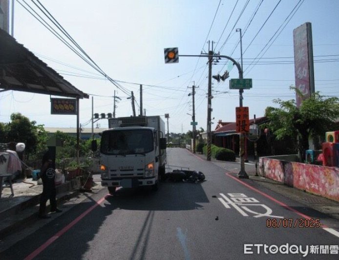 屏東萬丹閃光號誌路口又車禍 「注意常肇車禍」警語超諷刺
