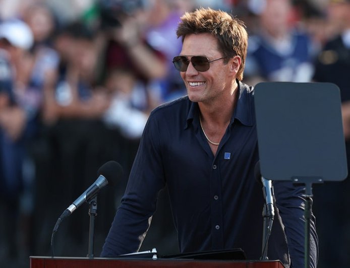 Patriots unveil statue of Tom Brady outside stadium: 'This statue isn't just for Pats fans'