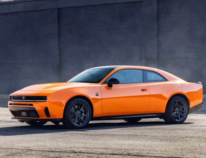 “灵魂”回来了：道奇发布燃油版 Charger 肌肉车，搭载 3.0 升双涡轮 L6 引擎