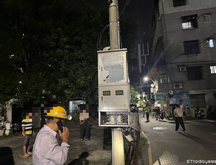 新莊深夜「電線桿上電箱起火」 台電人員關閉電源搶修畫面曝
