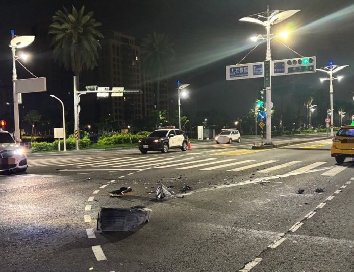 高雄BMW不甩號誌畫面曝！對向小黃閃不及衝撞　車頭毀釀1傷