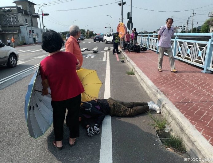 毒蟲闖紅燈猛撞機車！41歲無辜騎士頭爆血命危　逃逸畫面曝