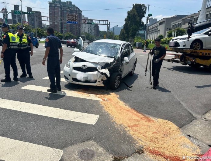 北投車禍畫面曝!22歲駕駛紅燈煞不住 猛撞2車4人受傷