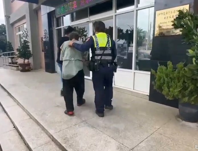 勇母遇強盜「空手抓白刃」護兒 惡男判7.5年孬喊:要切水蜜桃啦