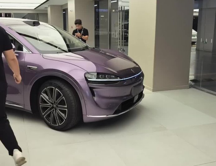 鸿蒙智行新款智界 R7 汽车陆续到店，产品总监称工厂正全力生产保障展试驾车尽快进店