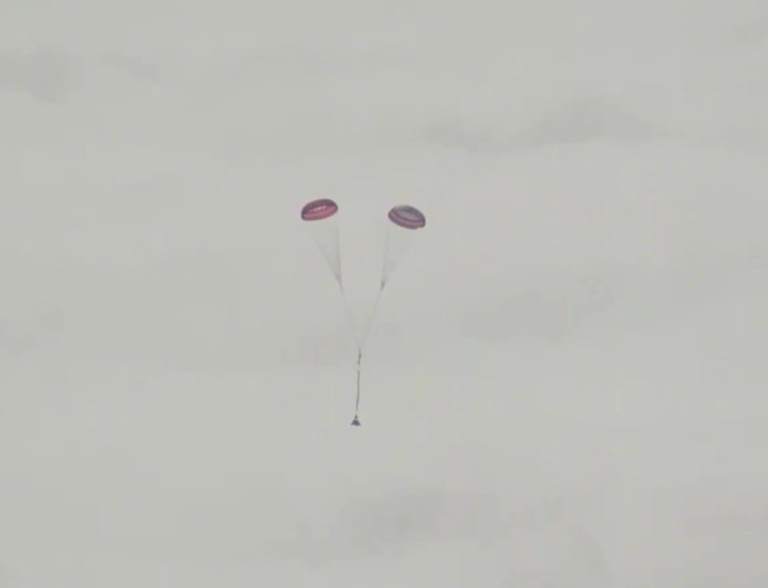 在空间站停留近 5 个月，四名宇航员搭乘美国“龙”飞船返回地球