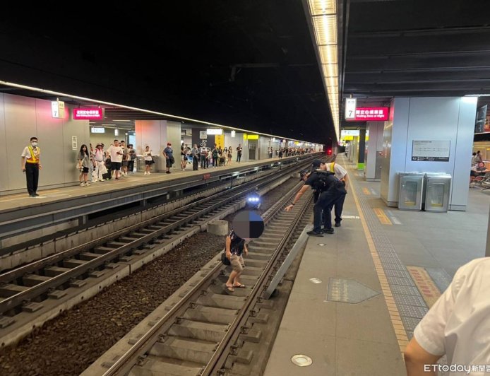 驚險瞬間!高雄車站酒醉男跌落軌道獲救 送交通部裁罰