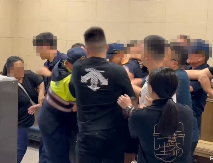 圍毆畫面曝!17歲女搭車返家遇死劫 家屬暴怒痛揍計程車運將